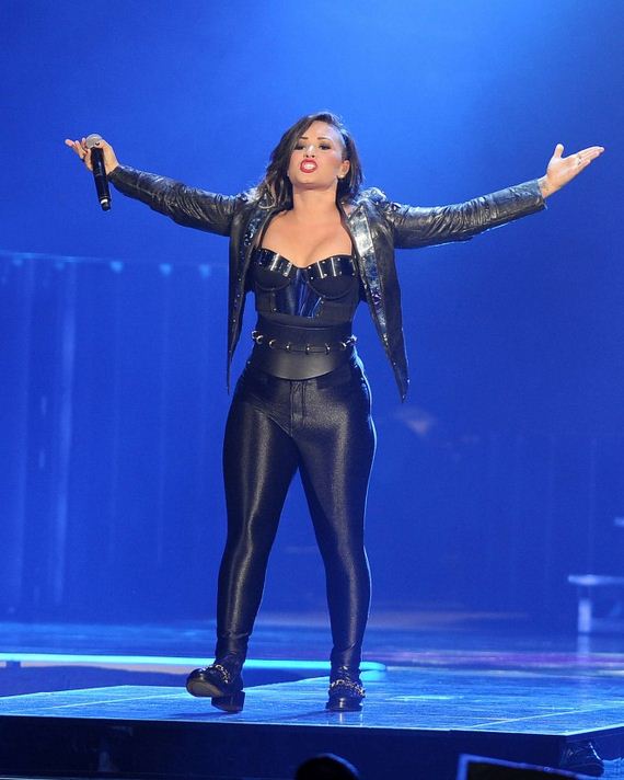 Demi-Lovato -Neon-Lights-World-Tour